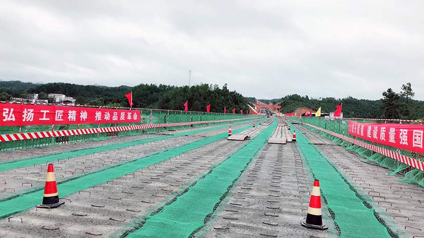 广吉高速公路1.jpg 广吉高速公路B4标率先实现半幅拉通(图1)