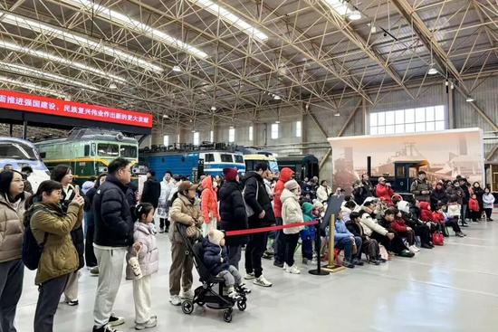 沉浸式情景剧再现百年铁路风云(图4)