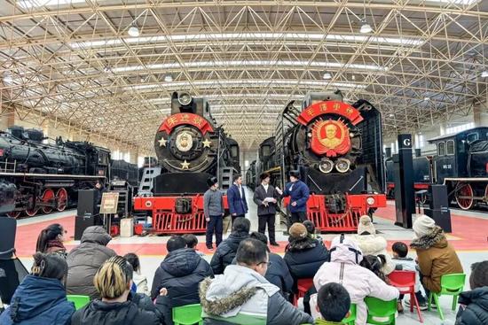 沉浸式情景剧再现百年铁路风云(图3)