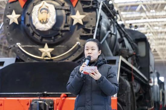 沉浸式情景剧再现百年铁路风云(图2)