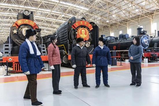 沉浸式情景剧再现百年铁路风云