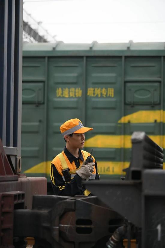 中欧班列串联丝路亲情电影《人间至味》温情上映(图2)