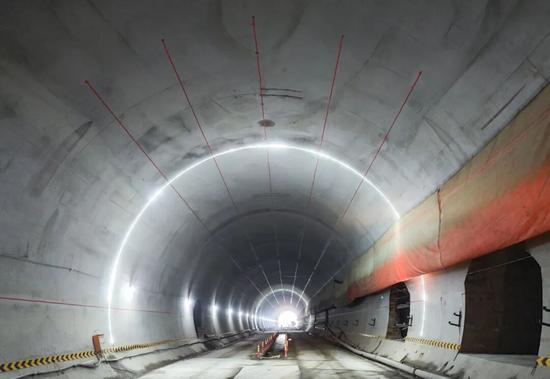 华山松隧道安全贯通 铁路建设技术突破(图4)