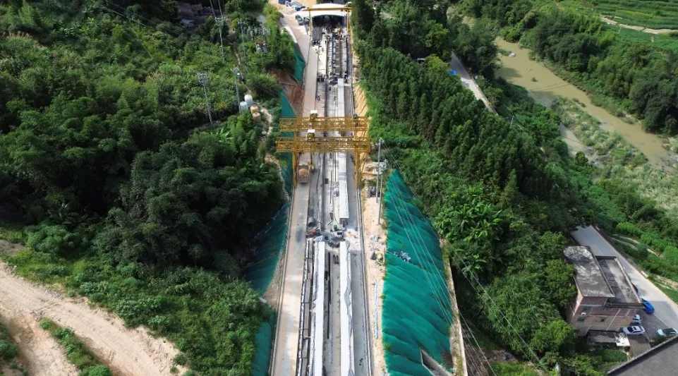 进展!泉州白濑水利枢纽公路迁移 C 标段首梁顺利架设 进展!泉州白濑水利枢纽公路迁移 C 标段首梁顺利架设