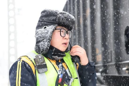 严寒中的温暖坚守，铁路守护归家团圆(图5)