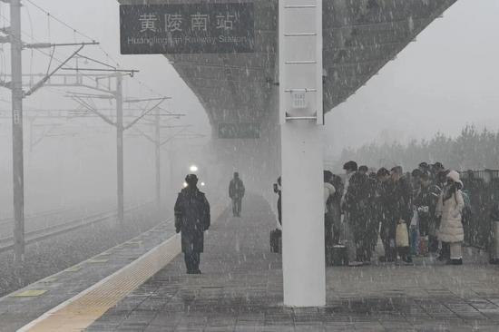 铁路人寒冬坚守与温暖 钢铁动脉搏动风雪前线(图3) 铁路人寒冬坚守与温暖 钢铁动脉搏动风雪前线(图3)
