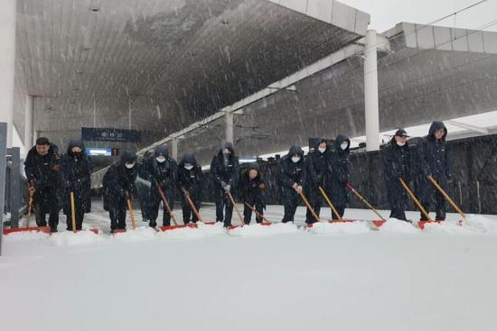 铁路人寒冬坚守与温暖 钢铁动脉搏动风雪前线(图4) 铁路人寒冬坚守与温暖 钢铁动脉搏动风雪前线(图4)