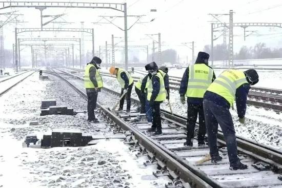 铁路人寒冬坚守与温暖 钢铁动脉搏动风雪前线(图6) 铁路人寒冬坚守与温暖 钢铁动脉搏动风雪前线(图6)