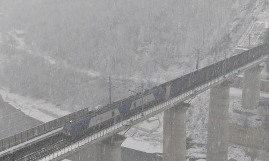 铁路人寒冬坚守与温暖 钢铁动脉搏动风雪前线(图10) 铁路人寒冬坚守与温暖 钢铁动脉搏动风雪前线(图10)