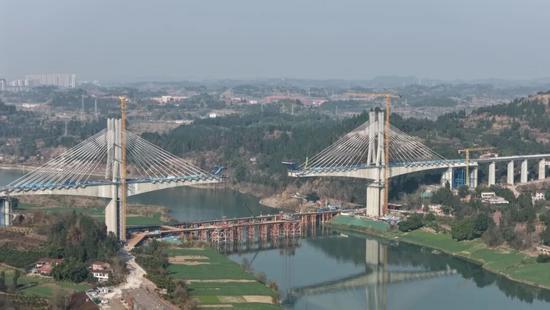 成达万高铁沱江特大桥完成大吨位钢混结合段首次吊装(图4)