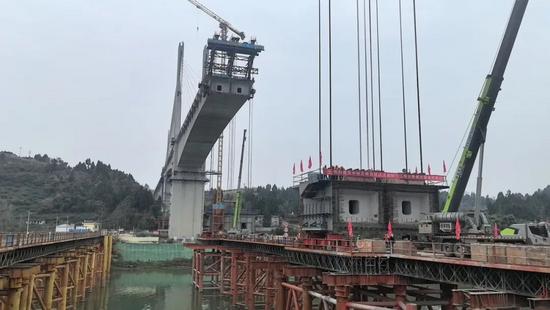 成达万高铁沱江特大桥完成大吨位钢混结合段首次吊装(图5)