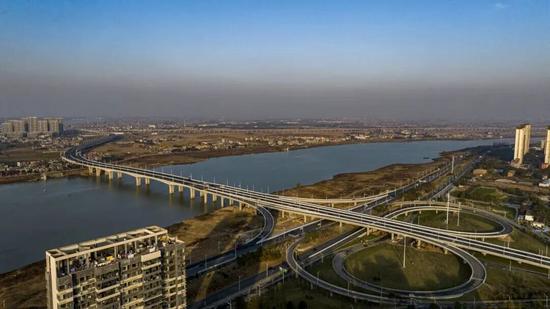 成达万高铁沱江特大桥完成大吨位钢混结合段首次吊装(图13)