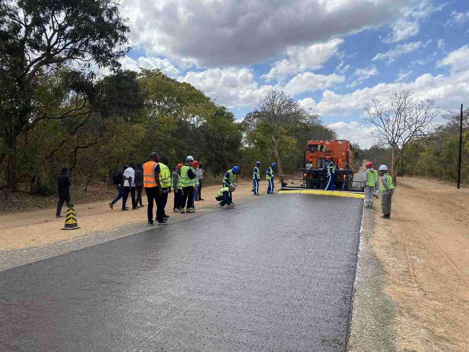 1.jpg 赞比亚道路养护新技术试验成功 微表处工艺应用获突破(图1)