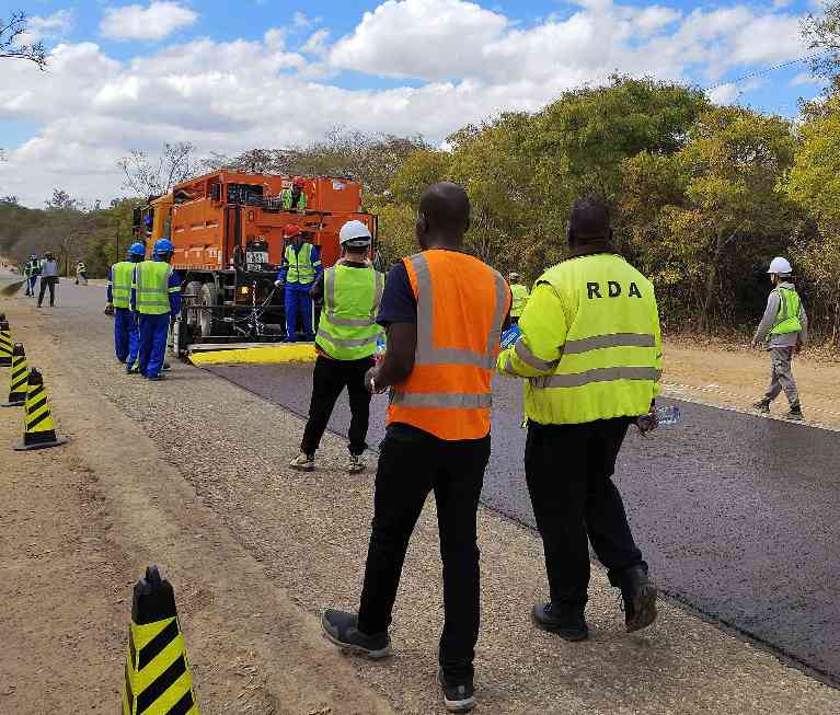 5(1).jpg 赞比亚道路养护新技术试验成功 微表处工艺应用获突破(图3)