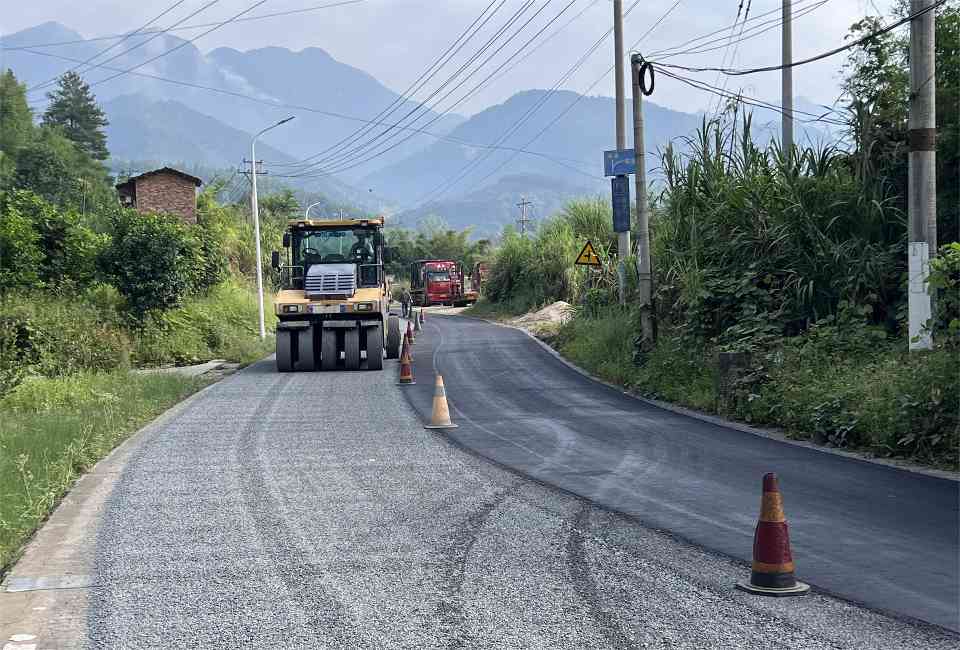 抗裂复合封层技术在白改黑路面工程中的创新应用(图1)