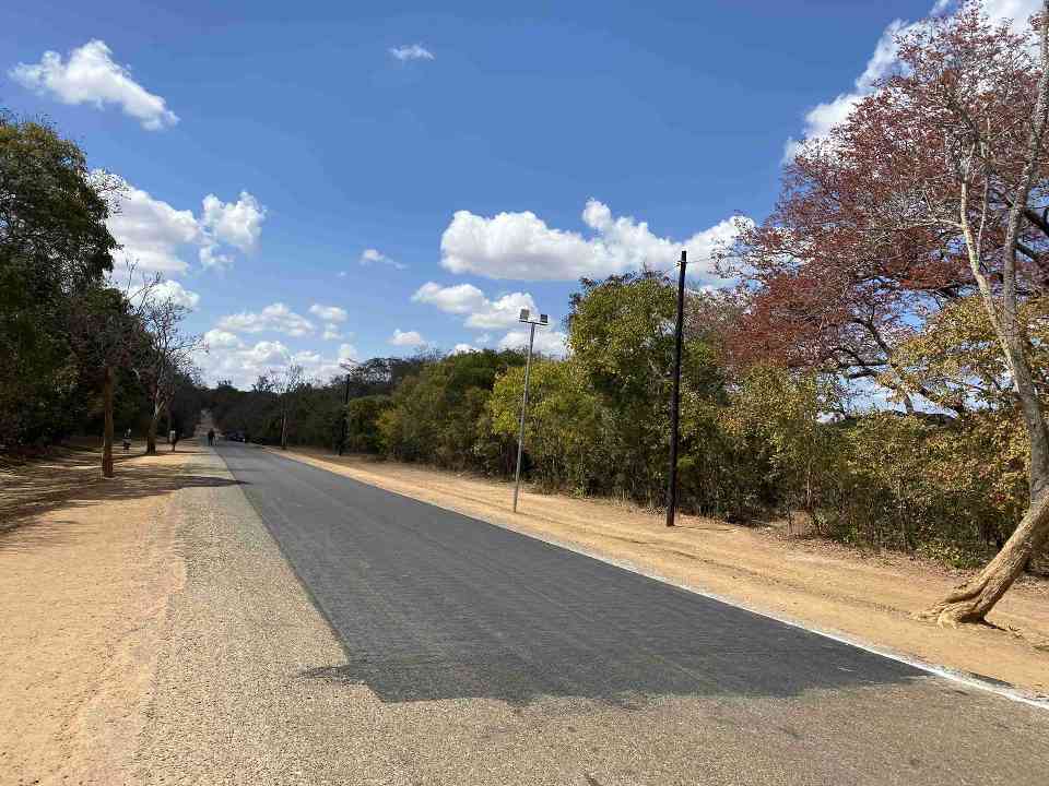 3.jpg 赞比亚道路养护新技术试验成功 微表处工艺应用获突破(图2)