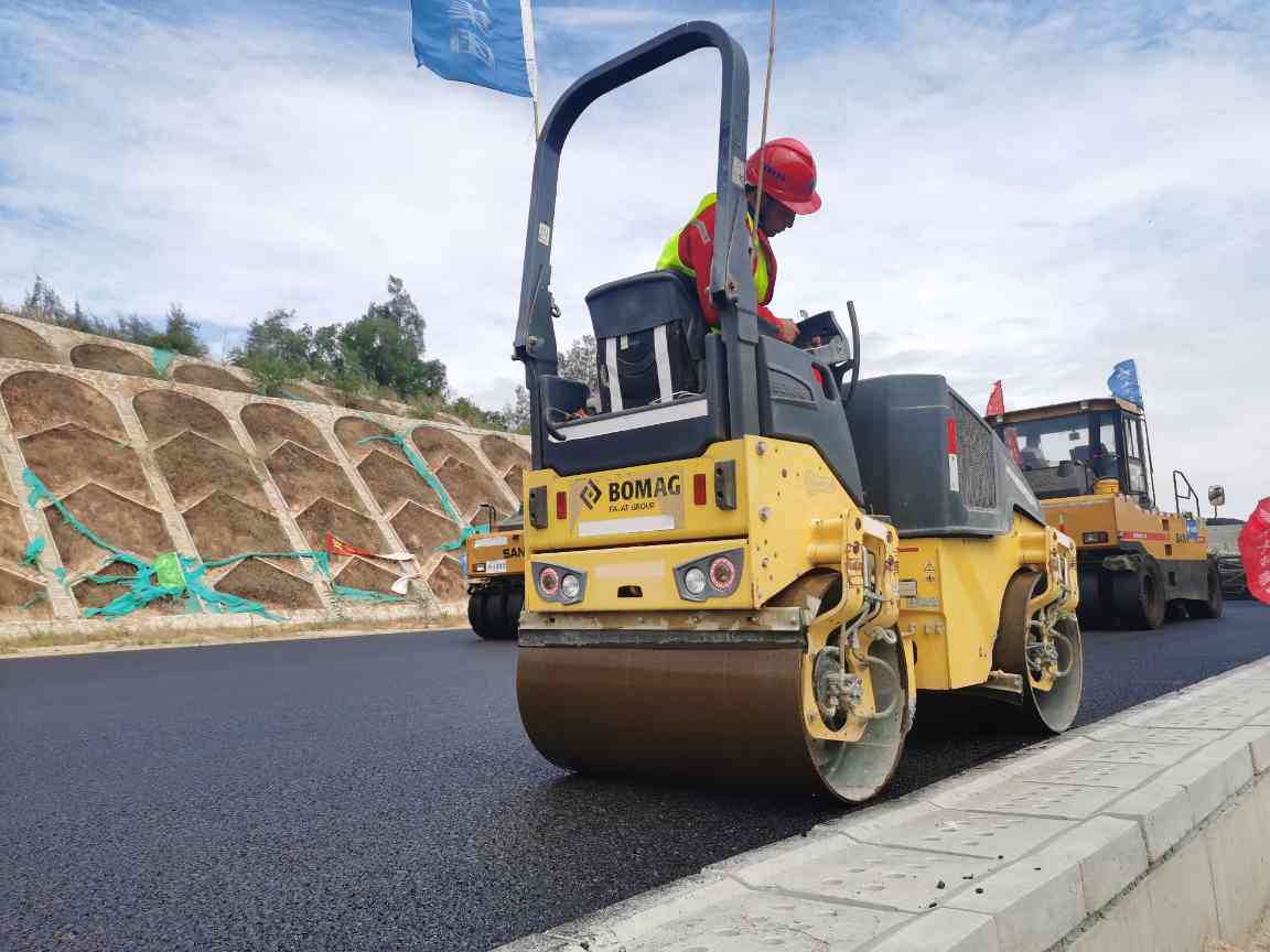 小型双钢轮压路机对结构层边角处进行压实,保证边部压实度.jpg 翔安机场高速公路AC-20C下面层试验段成功摊铺进入全面攻坚阶段(图2)