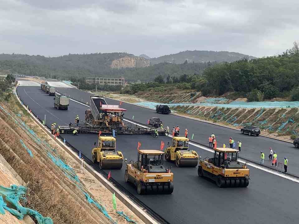 <4M.jpg 翔安机场高速公路AC-20C下面层试验段成功摊铺进入全面攻坚阶段(图1)