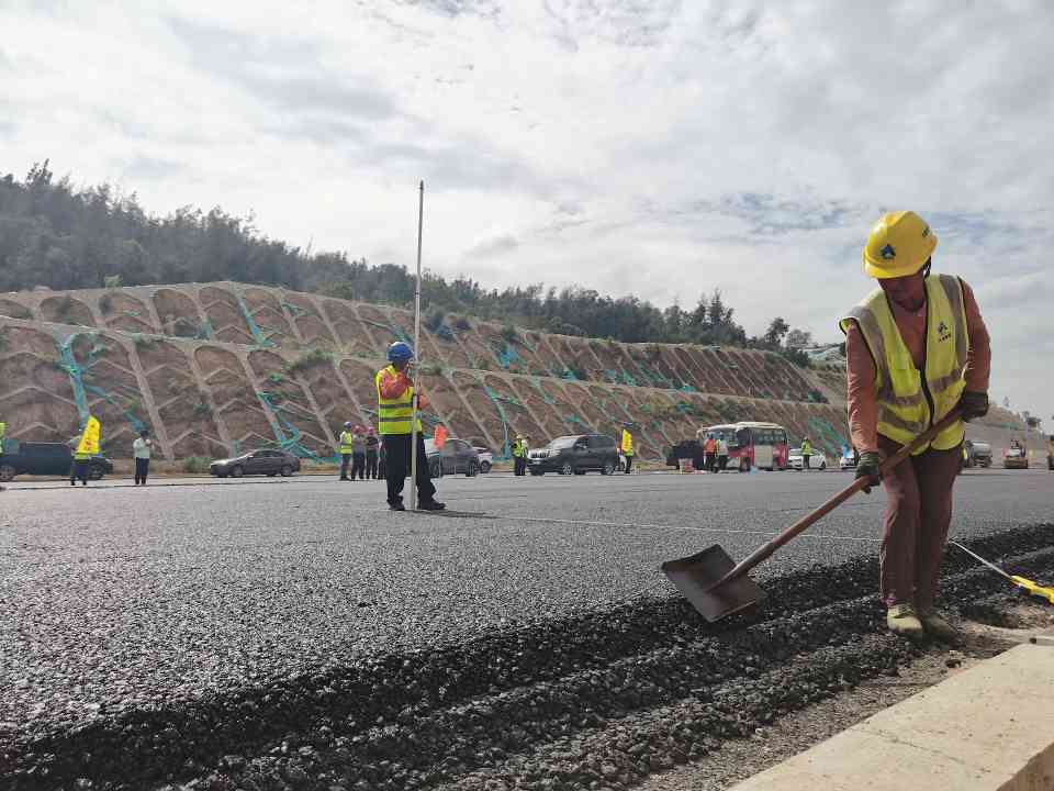 人工及时对边部拍实.jpg 翔安机场高速公路AC-20C下面层试验段成功摊铺进入全面攻坚阶段(图4)