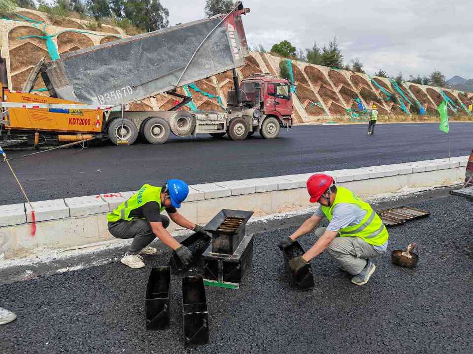 1.jpg 翔安机场高速公路AC-20C下面层试验段成功摊铺进入全面攻坚阶段(图5)