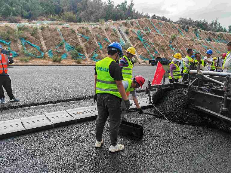 2.jpg 翔安机场高速公路AC-20C下面层试验段成功摊铺进入全面攻坚阶段(图6)