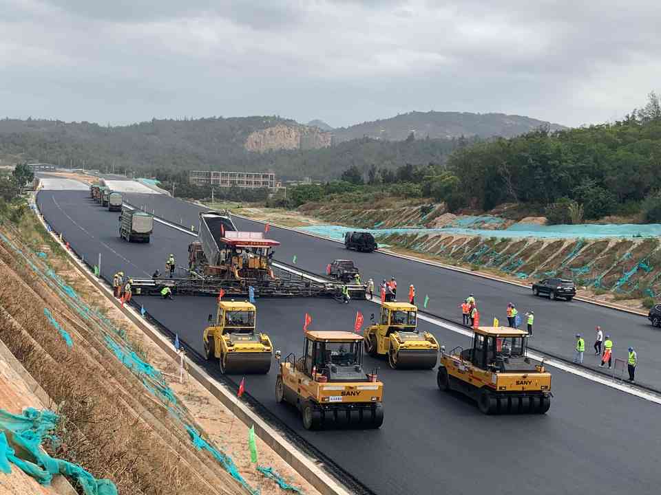翔安机场高速公路AC-20C下面层试验段成功摊铺进入全面攻坚阶段