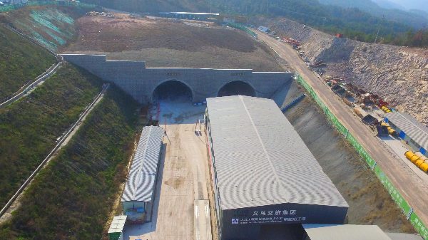 2021.11.2义乌项目牛山尖隧道全线贯通(1).png 大成集团150天劳动竞赛圆满收官 多项目获突破性进展(图14)