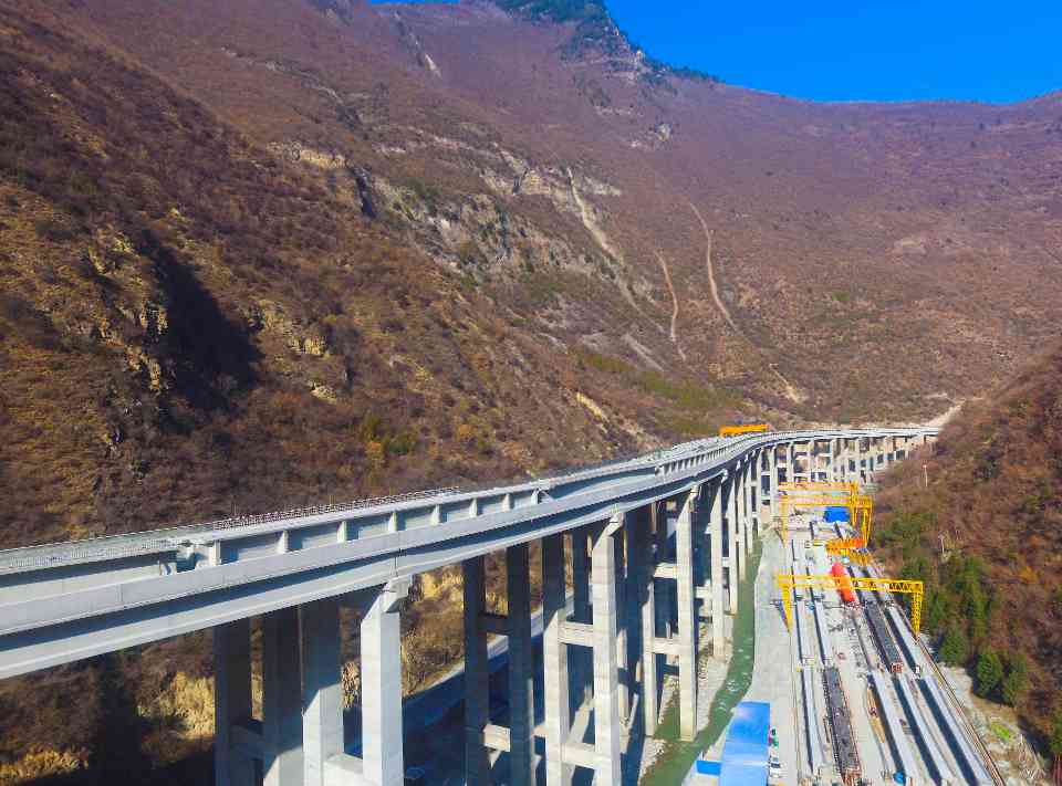 全线左幅贯通(1).jpg 大成集团150天劳动竞赛圆满收官 多项目获突破性进展(图17)