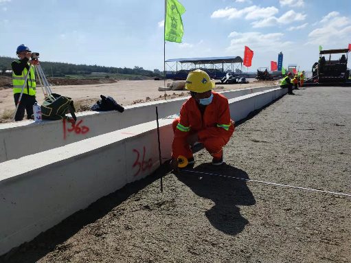 翔安机场高速路面项目完成水稳底基层试验段施工(图4)