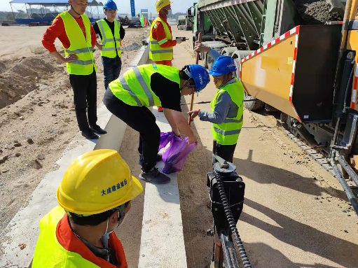 翔安机场高速路面项目完成水稳底基层试验段施工(图7)