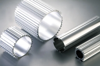 铝价突破2.5万元引发全球资源争夺战，中国铝企加速海外布局(图1)